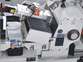 UNIVEQ UCG-4520NC3  Устройства правки шлифовального и подающего кругов  Изготовлены из высококачественного литья марки FC30, нормализованы, а затем отшлифованы  Перемещение правильного приспособления шлифовального круга осуществляется за счет серв...